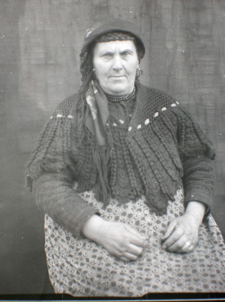 Ritratto di donna in abito tradizionele